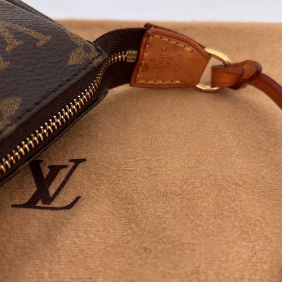 Louis Vuitton Pochette iconic bag. - Picture 5 of 10